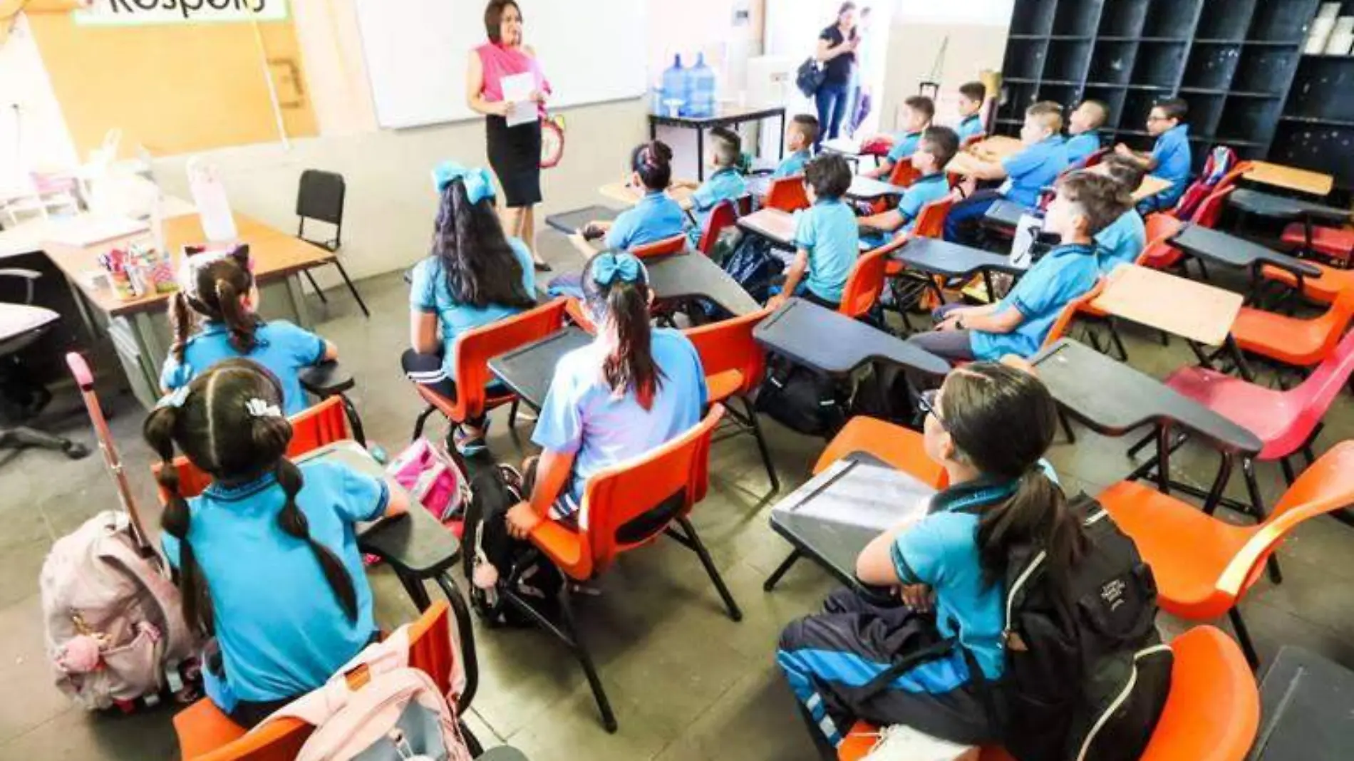 regreso a clases salón alumnos estudiantes